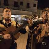 Le note a cui danno forma sono di chiara origine latina: "Naranjitay" � il titolo della canzone sudamericana che stanno suonando. Javier pizzica le corde della sua chitarra e canta...
